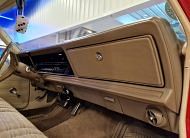 Chrysler Newport Royal Sedan 72 AC