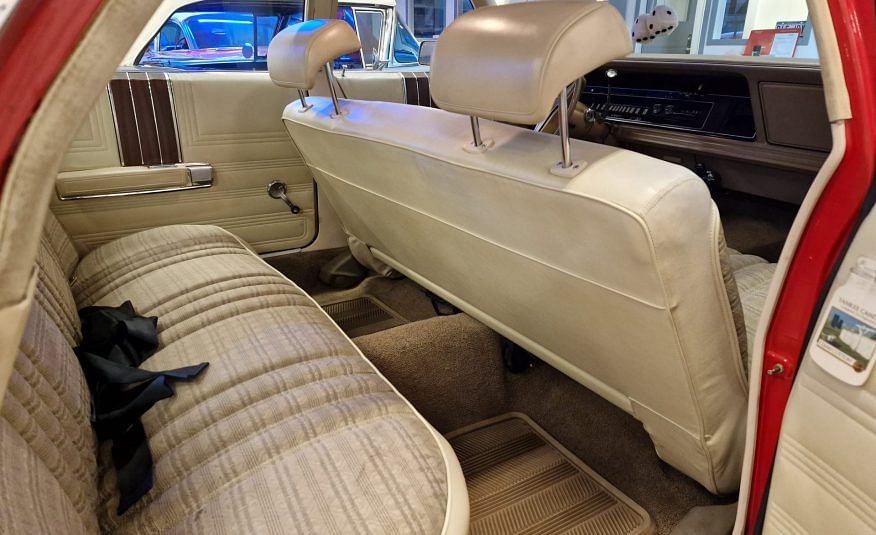 Chrysler Newport Royal Sedan 72 AC