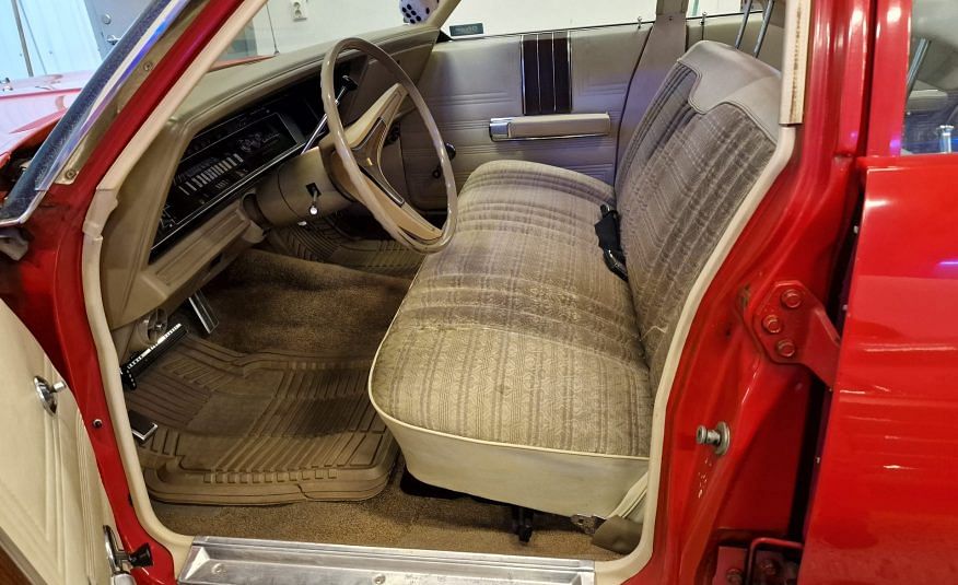 Chrysler Newport Royal Sedan 72 AC